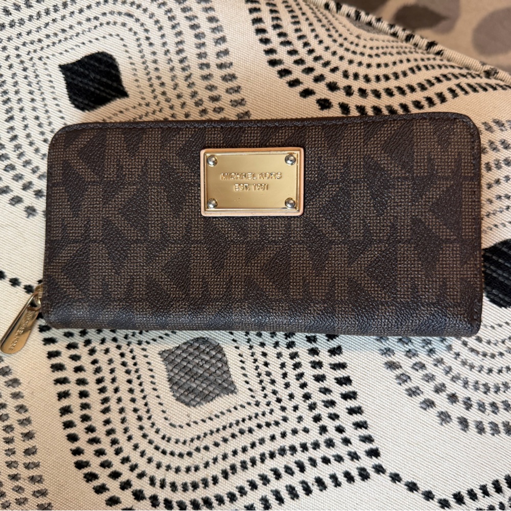 Michael Kors zip around wallet- brown/tan